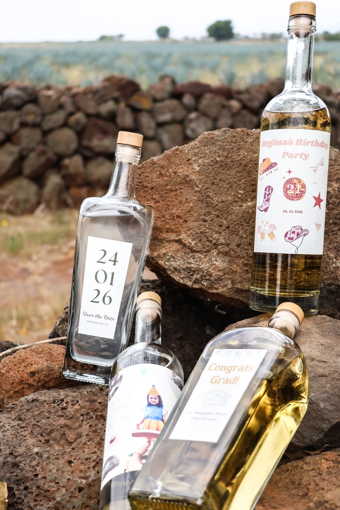 Botellas personalizadas para save the date, cumpleaños y graduación sobre piedra volcánica